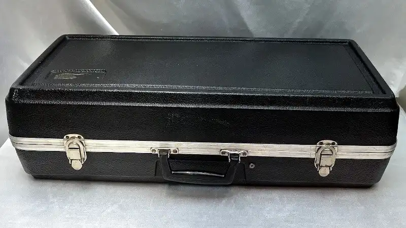 2026-09-24 Conn 18M estuche3.webp
